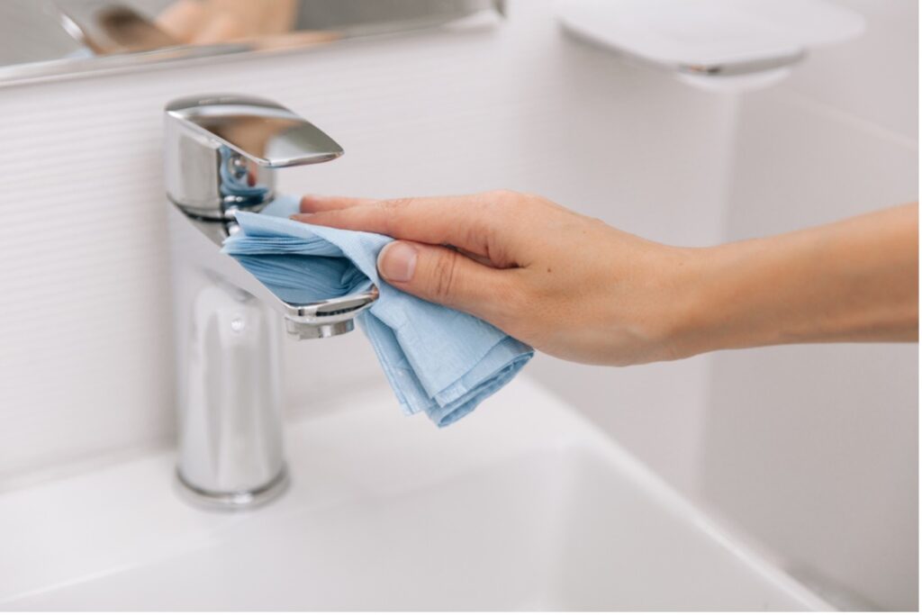 Cómo prevenir el moho en el baño o quitarlo si ya ha aparecido - Sanytol PA